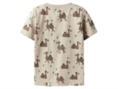 beige kortærmet T-shirt med dromedarprint fra Name It 13243339 peyote bagfra